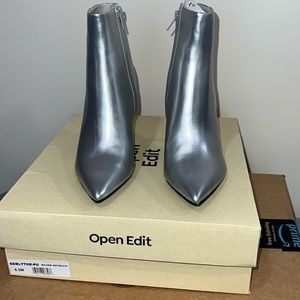 Open Edit zip bootie size 6.5 silver metallic funky heel and fashionable bootie